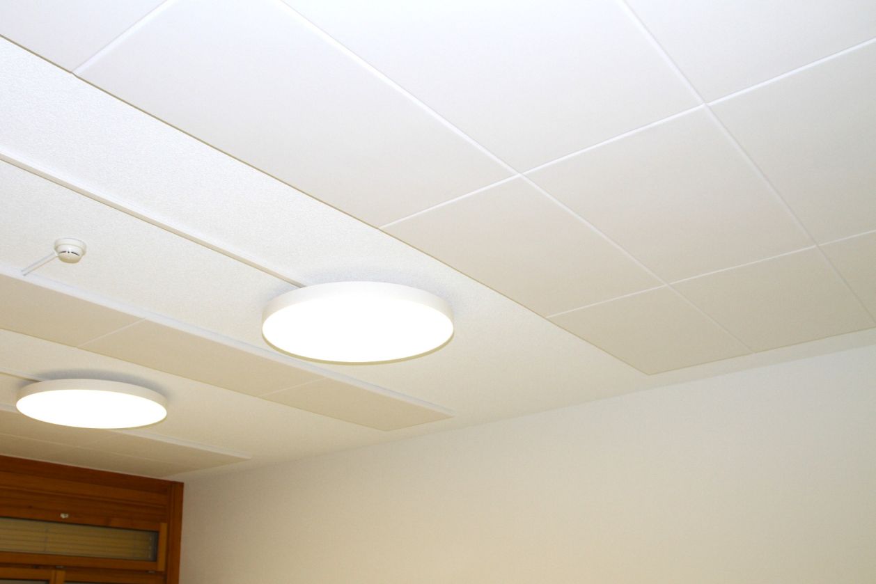 Akustikelemente an der Decke im Schulzimmer
